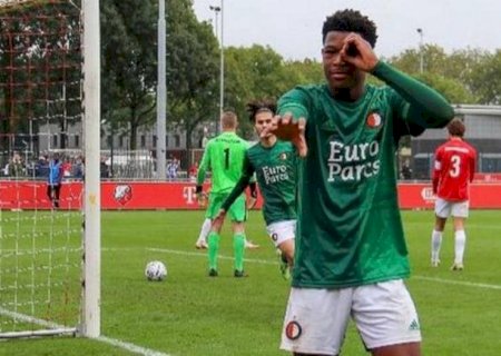 Zépiqueno holandês chama atenção na base do Feyenoord e vira ‘xodó’ de brasileiros nas redes sociais