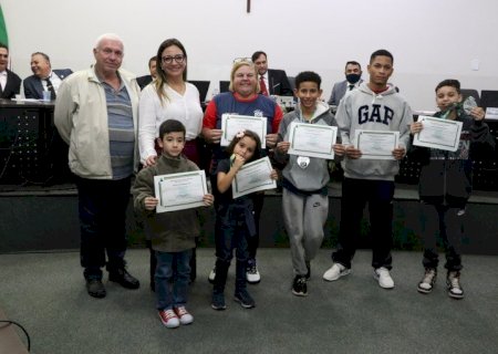 Caratecas são parabenizados em sessão da Câmara