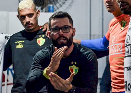 Aos 30, técnico mais jovem das quatro divisões do Brasileirão se inspira em mentor de Mourinho