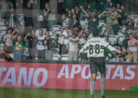 Coritiba derrota Fortaleza com gol nos acréscimos