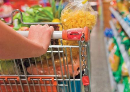 Preço dos alimentos recua, mas custos com cesta básica seguem altos