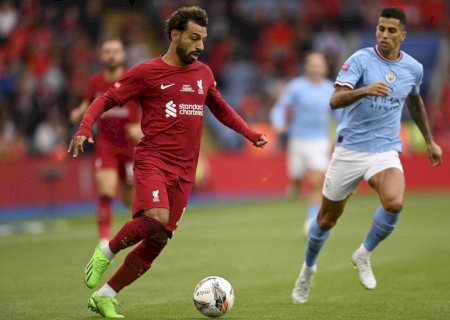 No futebol, o jogador e a bola correm juntos