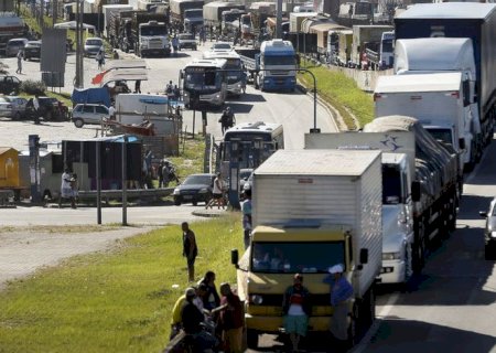 Caminhoneiros recebem auxílio com parcela dobrada