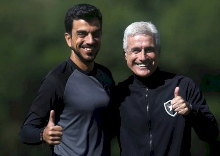 Auxiliar do Botafogo assiste jogo do Boca Juniors in-loco e empolga torcida