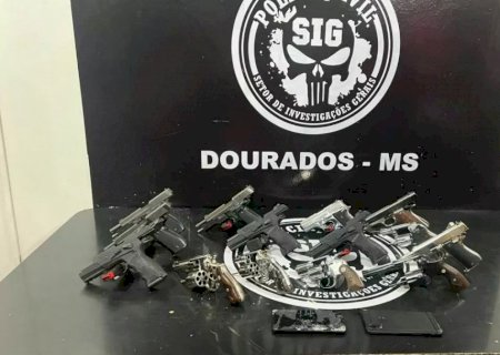 Justiça decreta prisão preventiva de idosa que guardava 15 armas pertencentes a facção