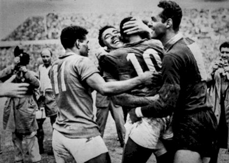 No embalo da Seleção: lembre músicas que contaram cada título do Brasil na Copa do Mundo