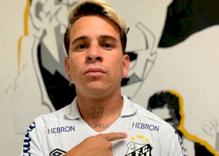 Santos divulga camisa com novo escudo com homenagem a Pelé