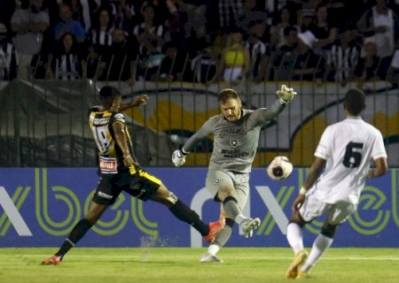 Lucas Perri tem bom começo de ano e mostra credenciais para lutar pela titularidade do Botafogo