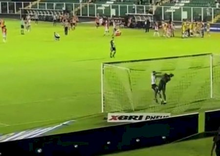 Goleiro do Figueirense é agredido por torcedor em partida do Campeonato Catarinense