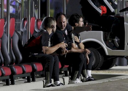 Torcida organizada do São Paulo pede demissão de Rogério Ceni: Temos somente um ex-goleiro que treina