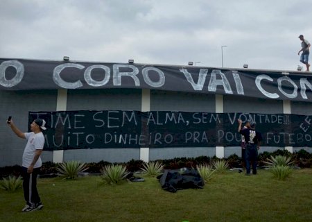 Torcida do Corinthians protesta em frente ao CT, encena morte de Luan e recebe promessa de Luxemburgo