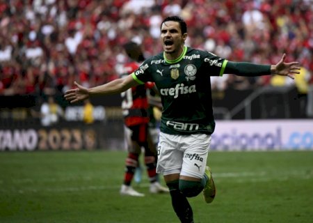 Raphael Veiga, do Palmeiras, é o segundo meio-campista com mais gols no mundo desde 2020