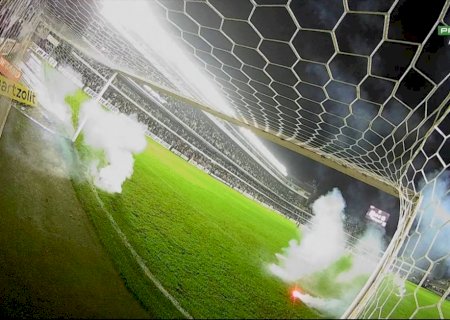 Corinthians vence Santos na Vila em clássico encerrado após torcida jogar rojões