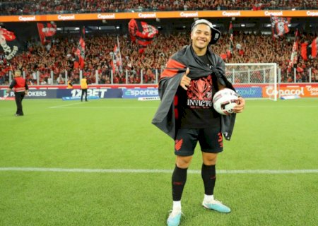 Jornal espanhol revela transferência de Vitor Roque para o Barcelona por R$ 209 milhões