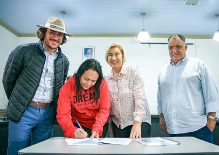 Em parceria com a Agehab, Prefeitura entrega mais 92 regularizações de imóvel e assina 16 contratos do Lote Urbanizado