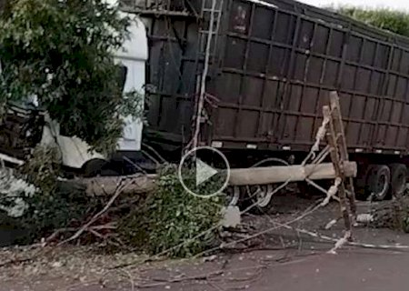 Condutor perde direção de carreta e derruba poste com fios de alta tensão