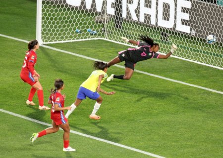 Ary Borges marca três em goleada do Brasil na estreia da Copa do Mundo