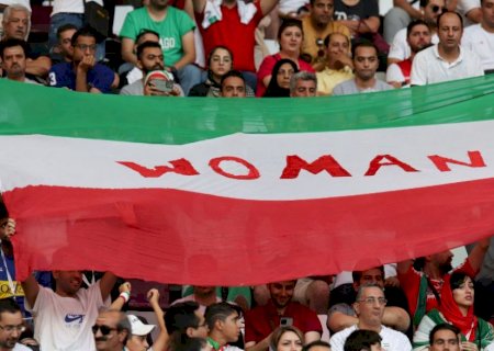 Após 40 anos de proibição, mulheres poderão assistir a jogos de futebol masculino em estádios no Irã