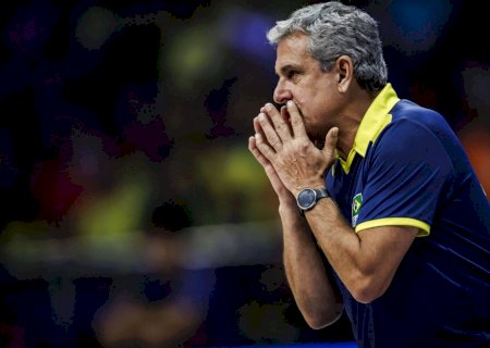 Zé Roberto, aos 20 anos de seleção feminina, exibe fôlego para ir em frente