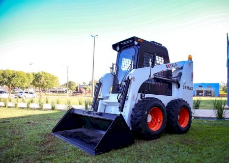 Com foco na otimização dos serviços públicos, Batayporã adquire mini-carregadeira