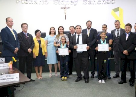 Com status de atletas mundiais, nova-andradinenses do Kung Fu são homenageadas pela Câmara