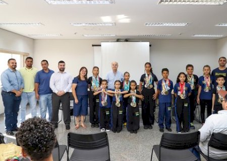 Gilberto Garcia recebe atletas medalhistas em café da manhã no Paço Municipal