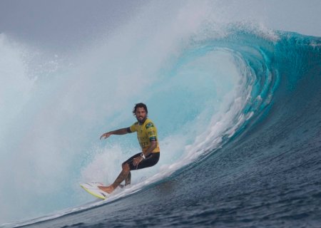 Favorito Toledo e azarão Chumbinho vão à final do Mundial de surfe com leveza