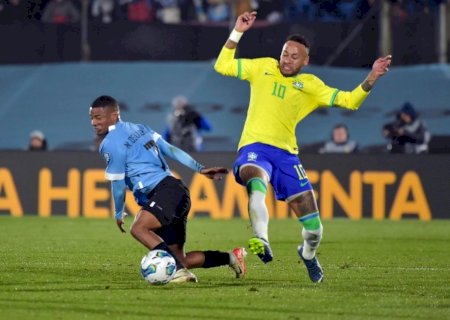 Com lesão no joelho, Neymar deixa o Uruguai de muletas e passará por exames ao chegar no Brasil
