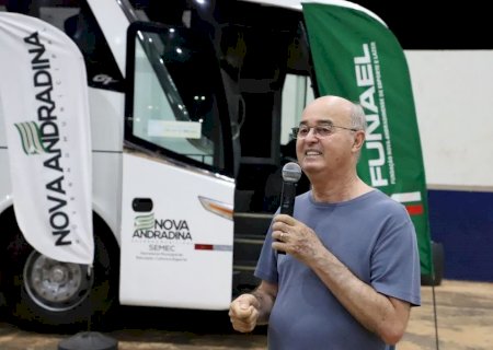 Esportistas nova-andradinenses comemoram entrega de ônibus rodoviário
