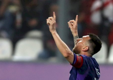 Argentina triunfa com dois gols de Messi