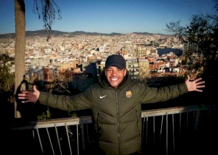Vitor Roque chega a Barcelona; contrato até 2031 tem multa bilionária