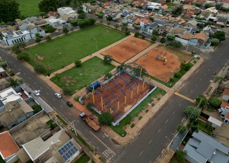 Construção de quadra poliesportiva coberta avança no Universitário
