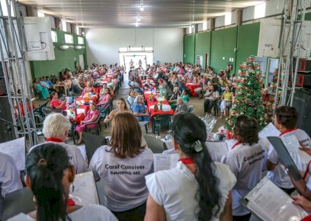Confraternização do Conviver atrai cerca de 250 idosos para celebrar clima natalino