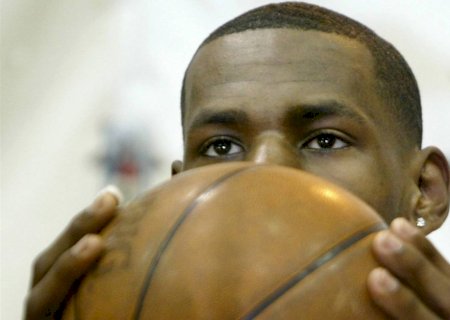 Campeão na temporada 21, LeBron continua fazendo o que aprendeu na infância