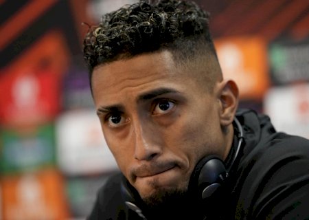 Raphinha sofre lesão muscular e deve desfalcar o Barcelona na final da Supercopa da Espanha