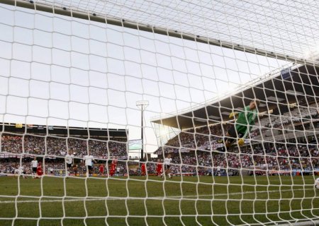 Goleiros ganham estatura, mas mudança na dimensão do gol é rechaçada por especialistas