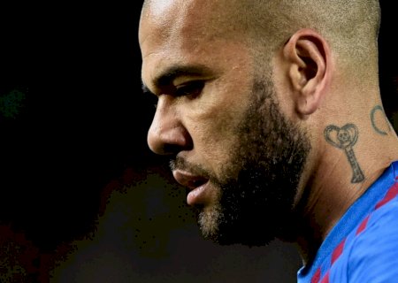Justiça aceita pedido de Daniel Alves para depor no fim do julgamento por estupro