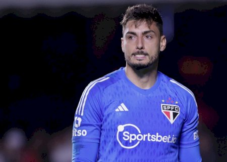 O goleiro até defendeu uma cobrança, mas não evitou a queda e optou por defender os companheiros