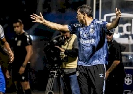 Carille festeja atuação do Santos na vitória em Florianópolis, mas critica polícia local