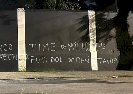 As mensagens atacavam o elenco, os empresários dos jogadores e a atual diretoria do Corinthians