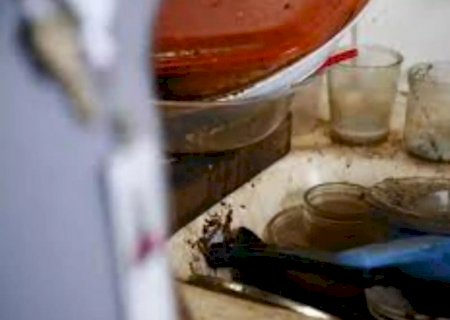 Mãe e rapaz são presos e 4 crianças resgatadas de casa insalubre que era boca de fumo
