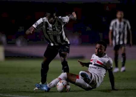 Luiz Henrique, do Botafogo, abraça jogador do São Paulo após pênalti perdido