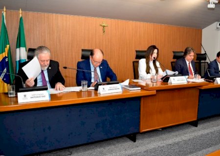 Projeto que reduz tempo na carreira militar e amplia isenção de contribuição passa na CCJR