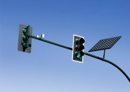 Proposta sugere instalação de semáforos movidos por energia solar