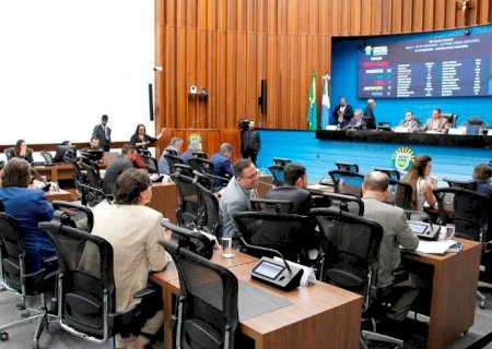 Parlamentares votam cinco projetos na sessão de hoje