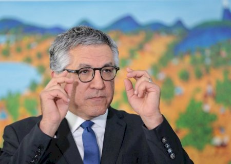 Padilha deveria focar na articulação do governo e ter mais respeito com o PT, diz Gleisi