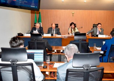 Projetos que reorganizam carreiras do Executivo e prorrogação do PNE passam na CCJR