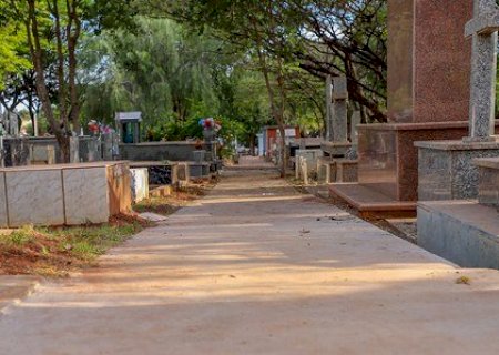 Vereadora requer explicações sobre placas de identificação nas sepulturas do Cemitério