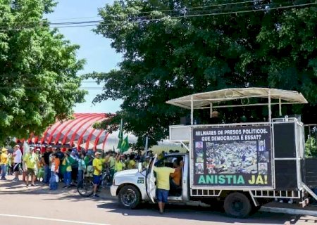 Em frente ao Bioparque Pantanal, grupo pede "anistia j&aacute;" e sa&iacute;da de Lula