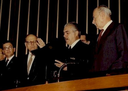 Há 40 anos, Brasil encerrava ditadura militar e caminhava para a redemocratização